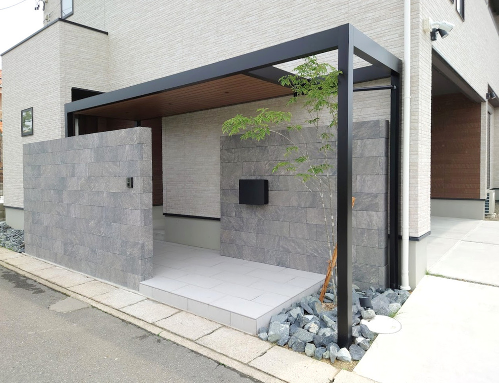 プラスGを採用して玄関への通路をつくりました。