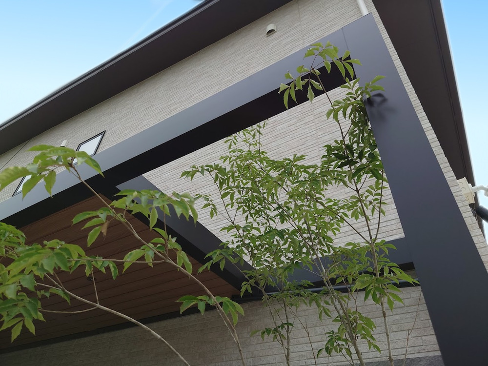 フレームの天材レス部分に植栽をポイントで置きました。