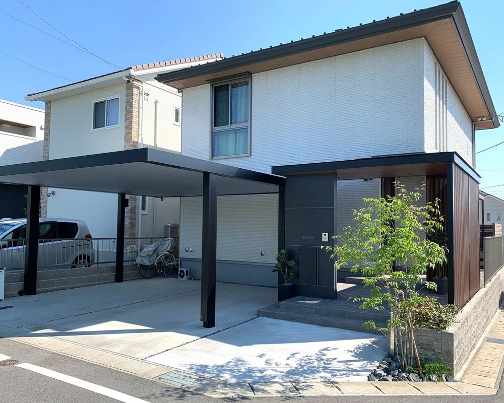 目線隠しの格子は光と風を通しながら空間を仕切ります。