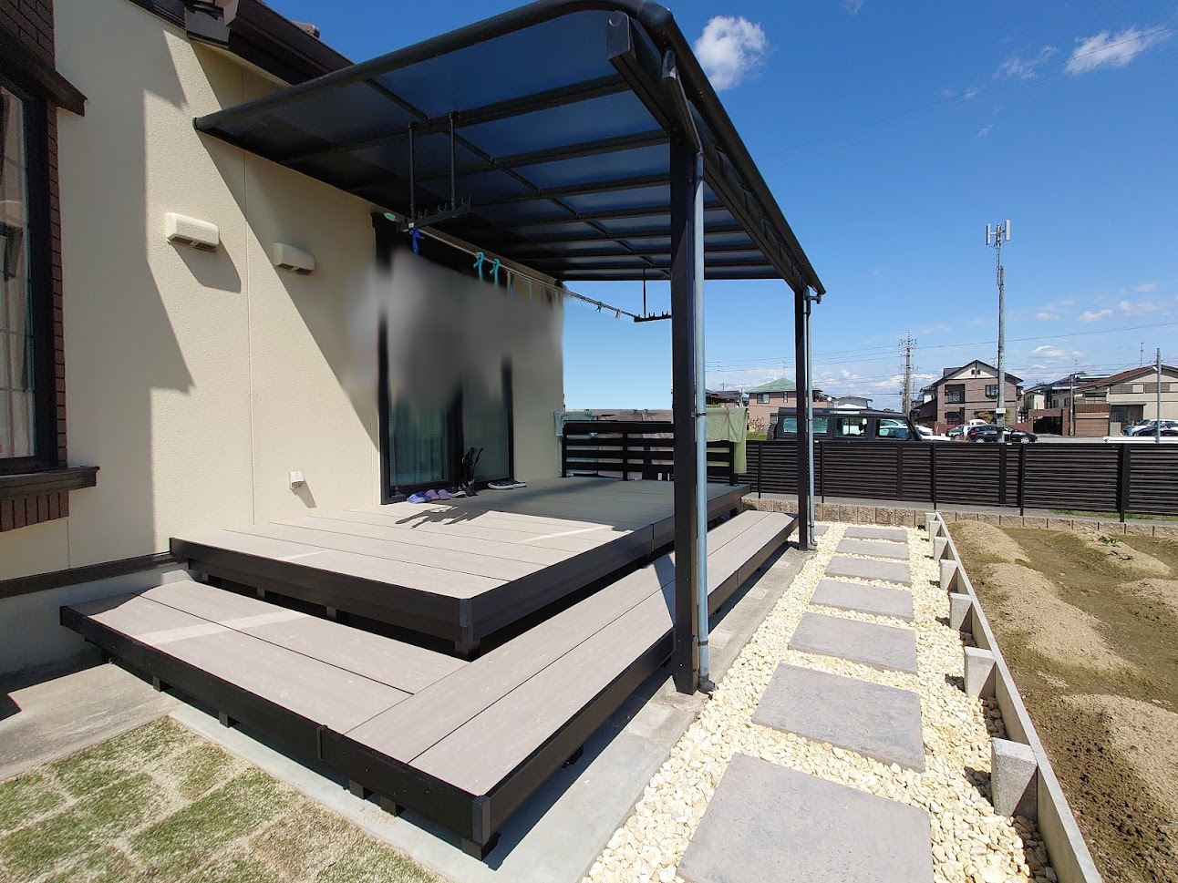 建物カラーに合った新しい屋根付きテラスです。