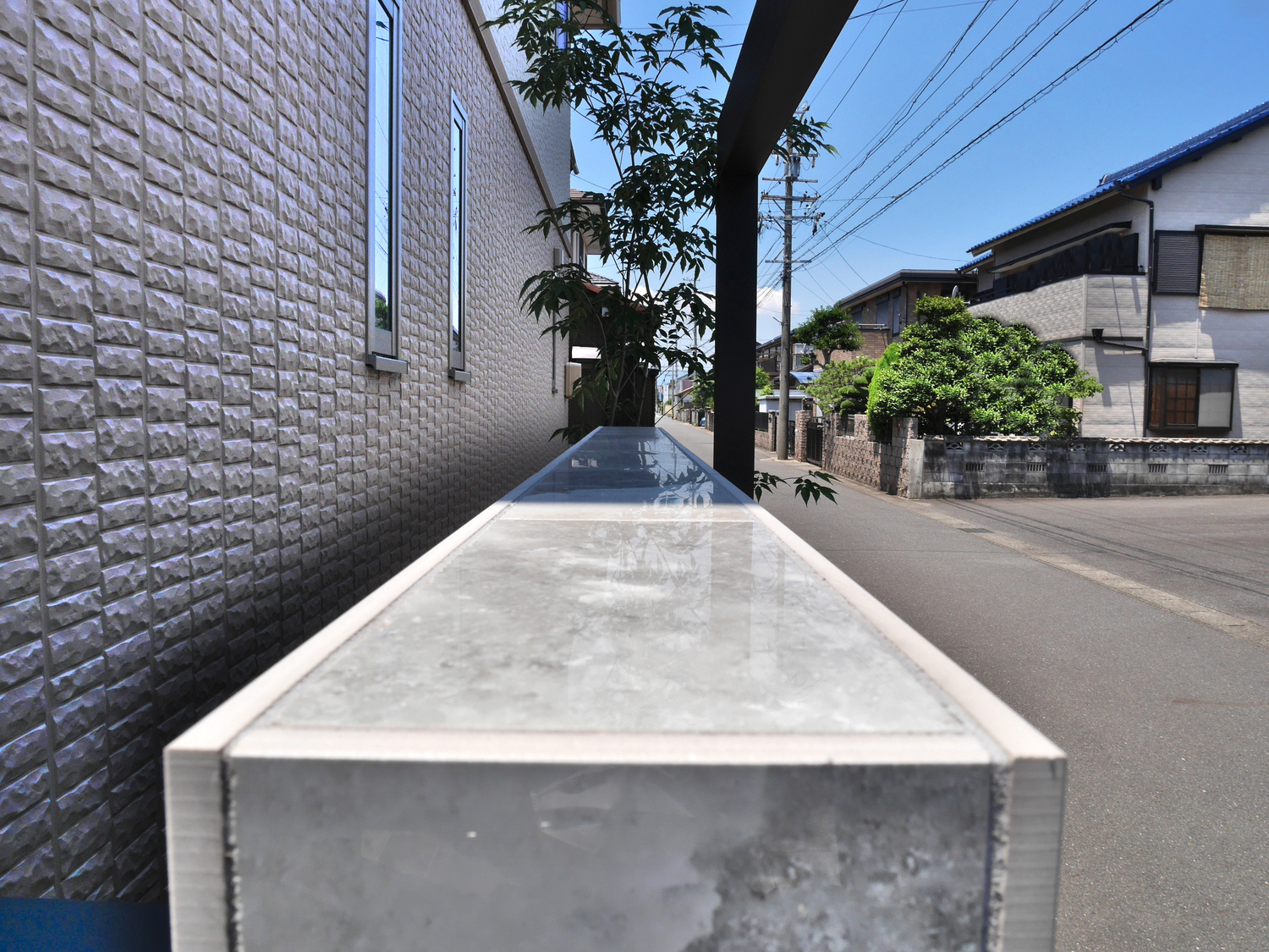 門塀に採用したタイル。艶と反射が特徴的です。