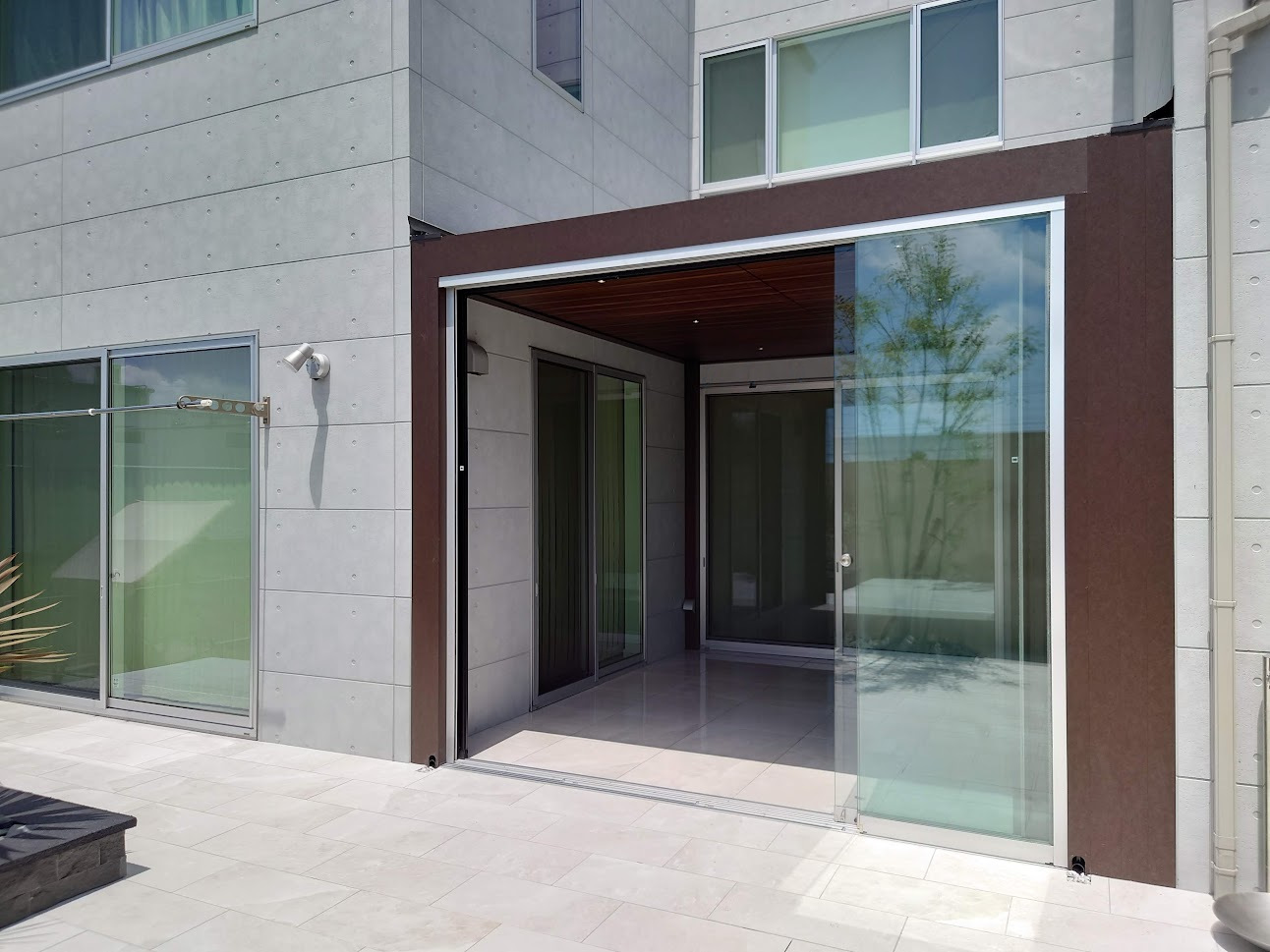 建物の形状を利用してガーデンルームを設置。