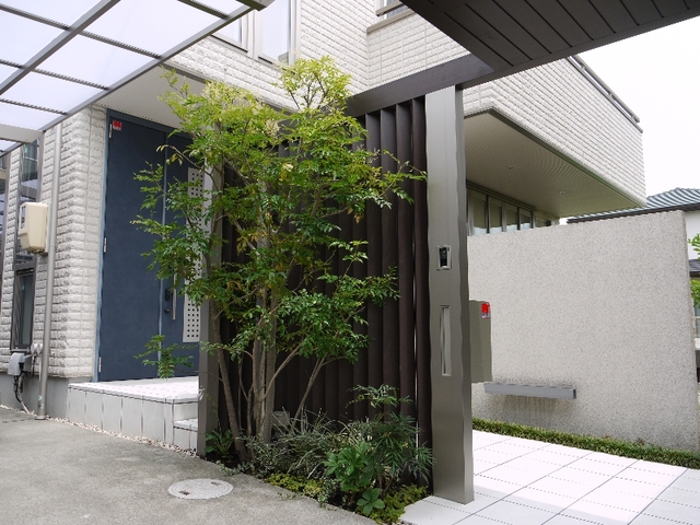 既存の植栽に、新たに植栽をプラス。