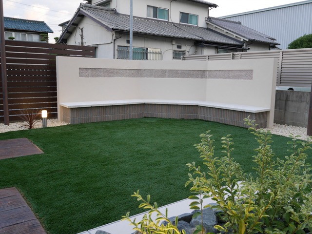 目隠しを兼ねたベンチ。
