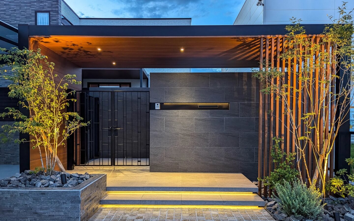 黒とグレーを基調としたシックなデザインの家の外観