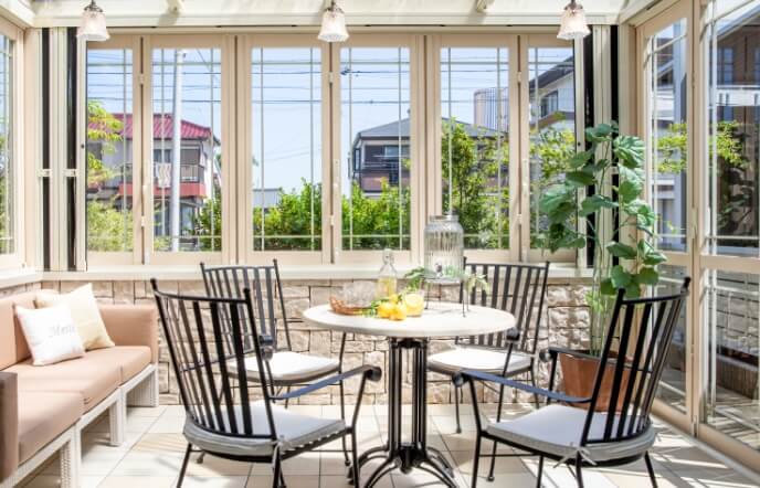 白が基調の広々としたテラス