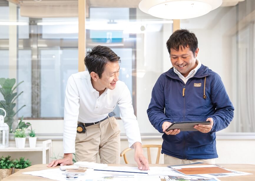 図面を見ながら話し合う2名のスタッフ