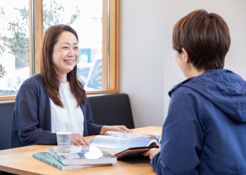 接客をしている女性スタッフ