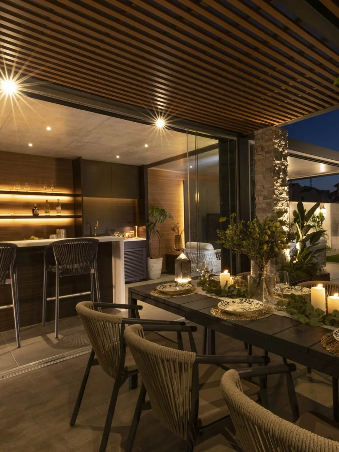 シックな雰囲気のリビングダイニング