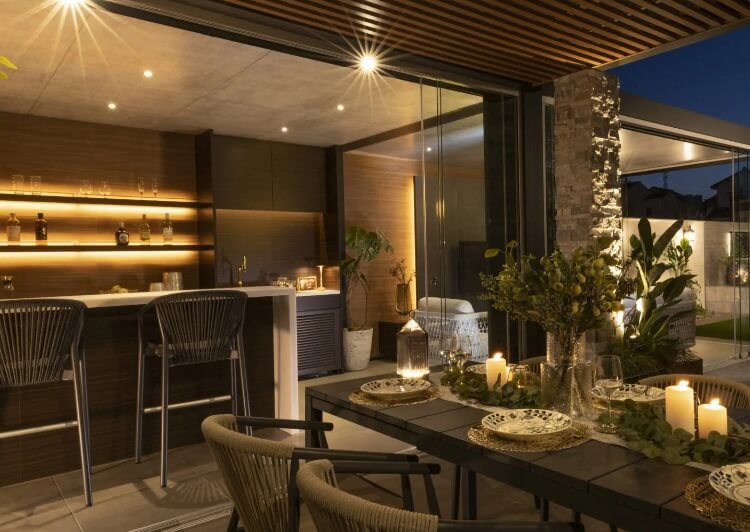 シックな雰囲気のリビングダイニング