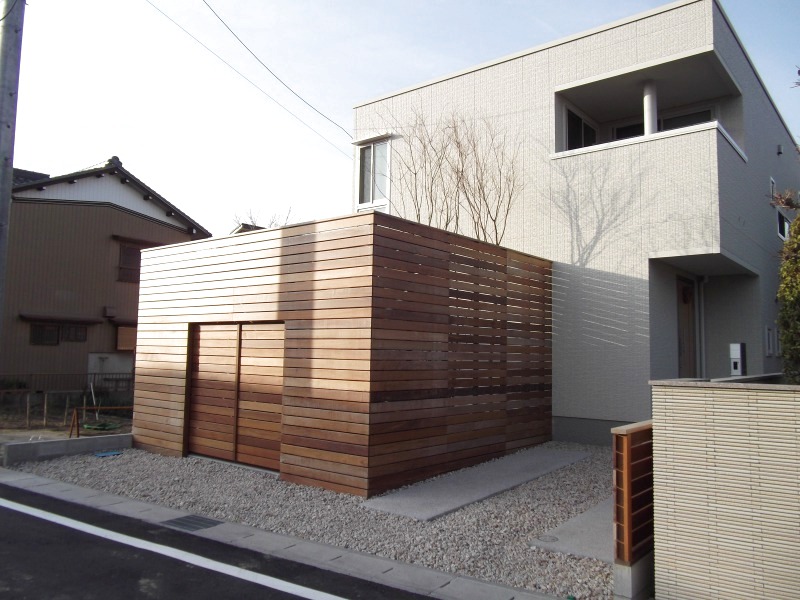 天然木のイペ材でナチュラルモダンエクステリア