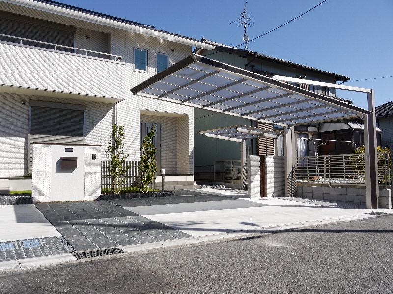 二世帯住宅のモダンエクステリア