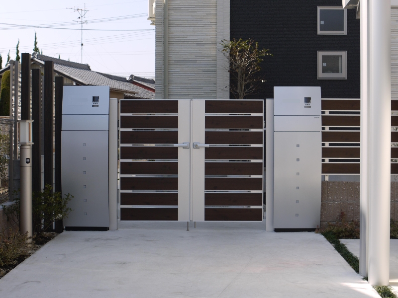 デザインと機能性二世帯住宅の門扉