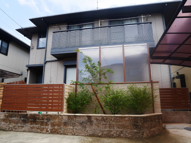 開放感とプライバシーのあるサイドスルーテラス