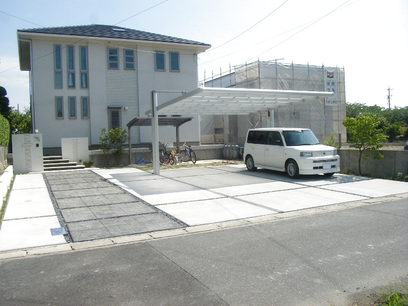 ８台分の駐車スペース　オープンエクステリア