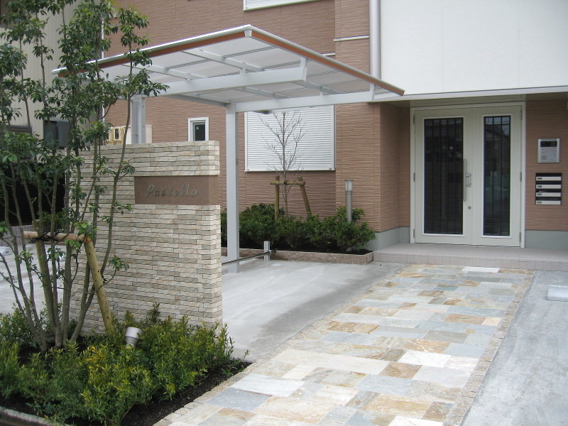 立体感を出した表札 天然石のアプローチ