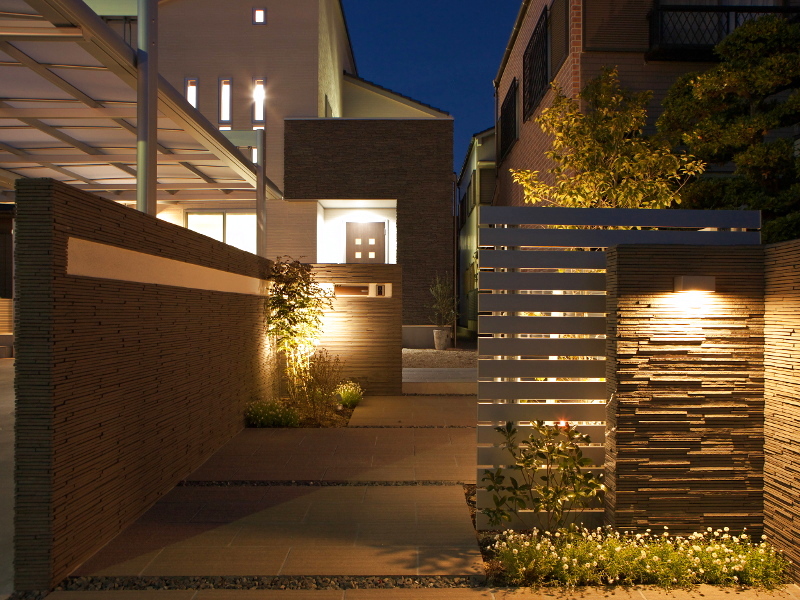 玄関へとつながる伸びやかなアプローチ