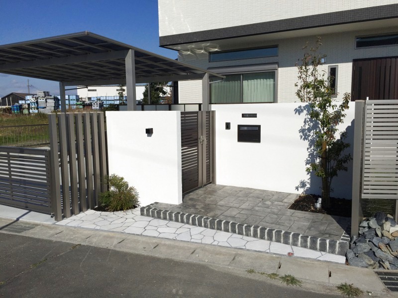 R型の庭を囲んだクローズドエクステリア