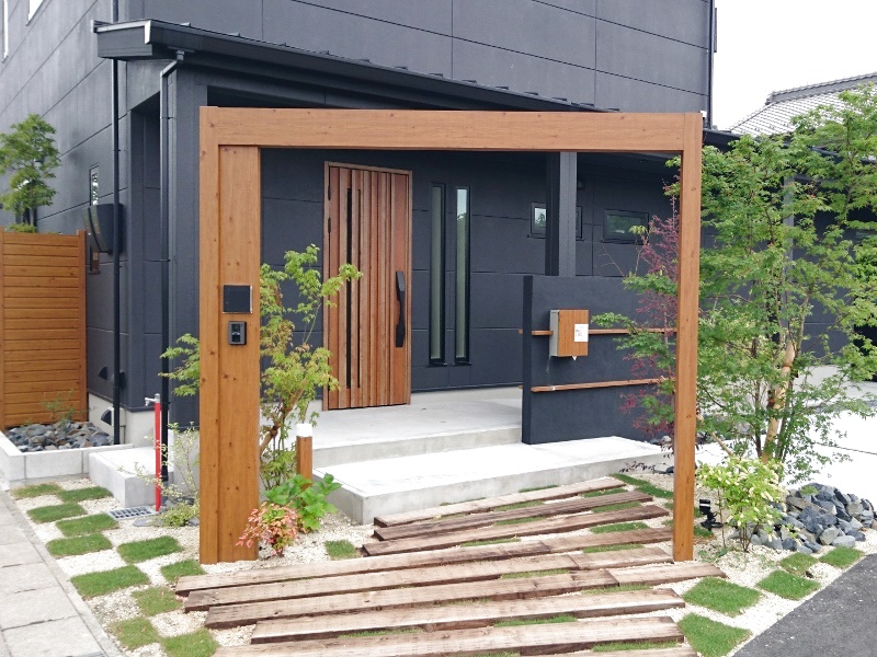 ウッドカラーと黒を基調としたエクステリア