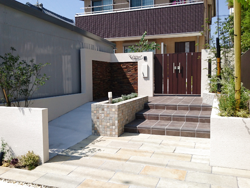 ナチュラルモダンな雰囲気でまとめた、家族が過ごしやすいエクステリア