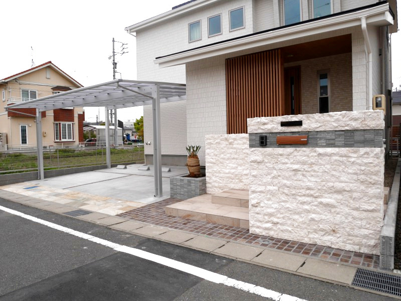 素材と色使いの調和が美しいオープンエクステリア