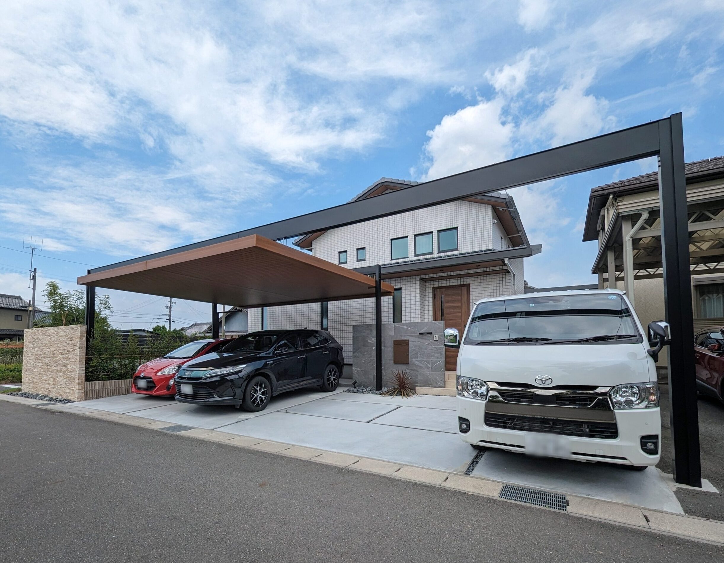 存在感あるフレームとカーポートが印象的なエクステリアデザイン