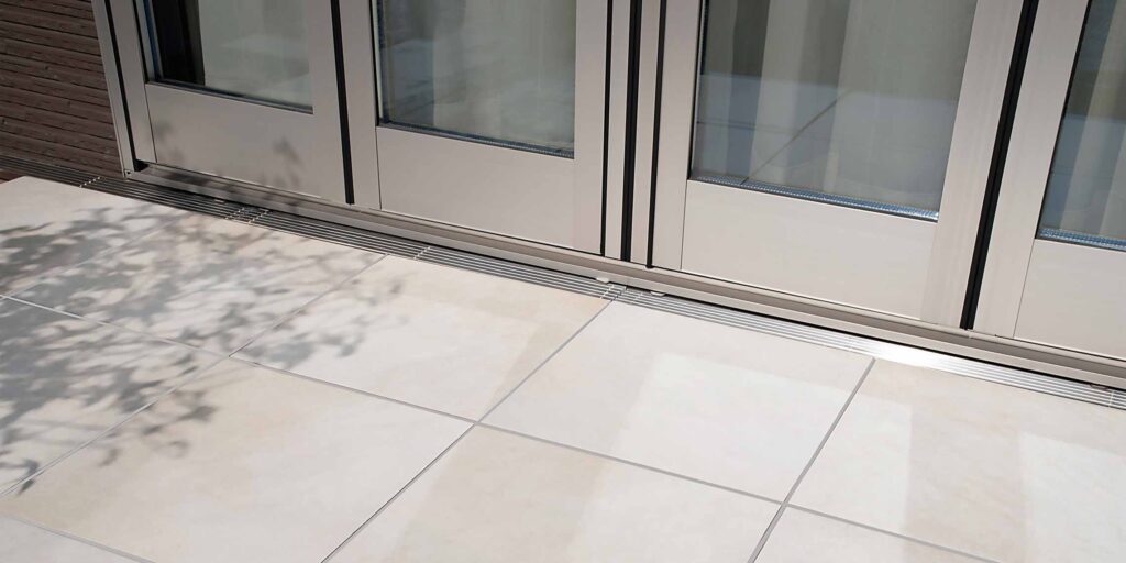 ”グレーチング”で室内とタイルデッキをフラットに