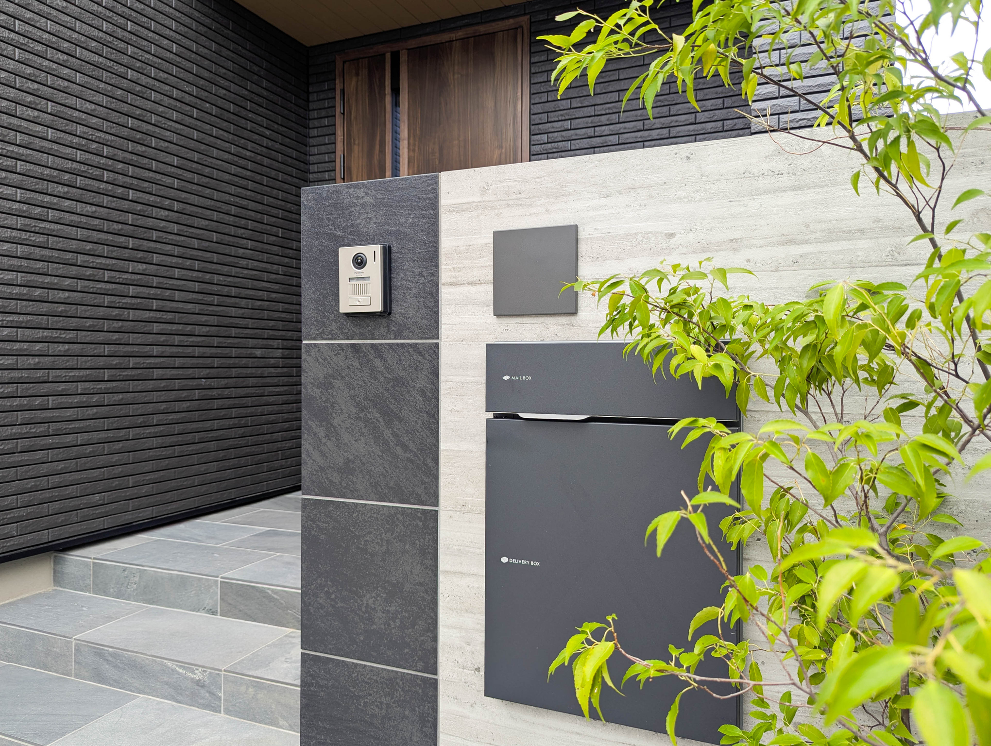 素材の違いが引き立つ洗練された住まい