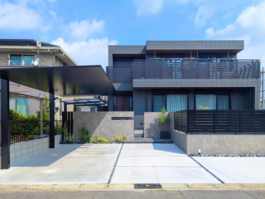 グレータイルの優しい表情が包み込む上質な外構デザイン