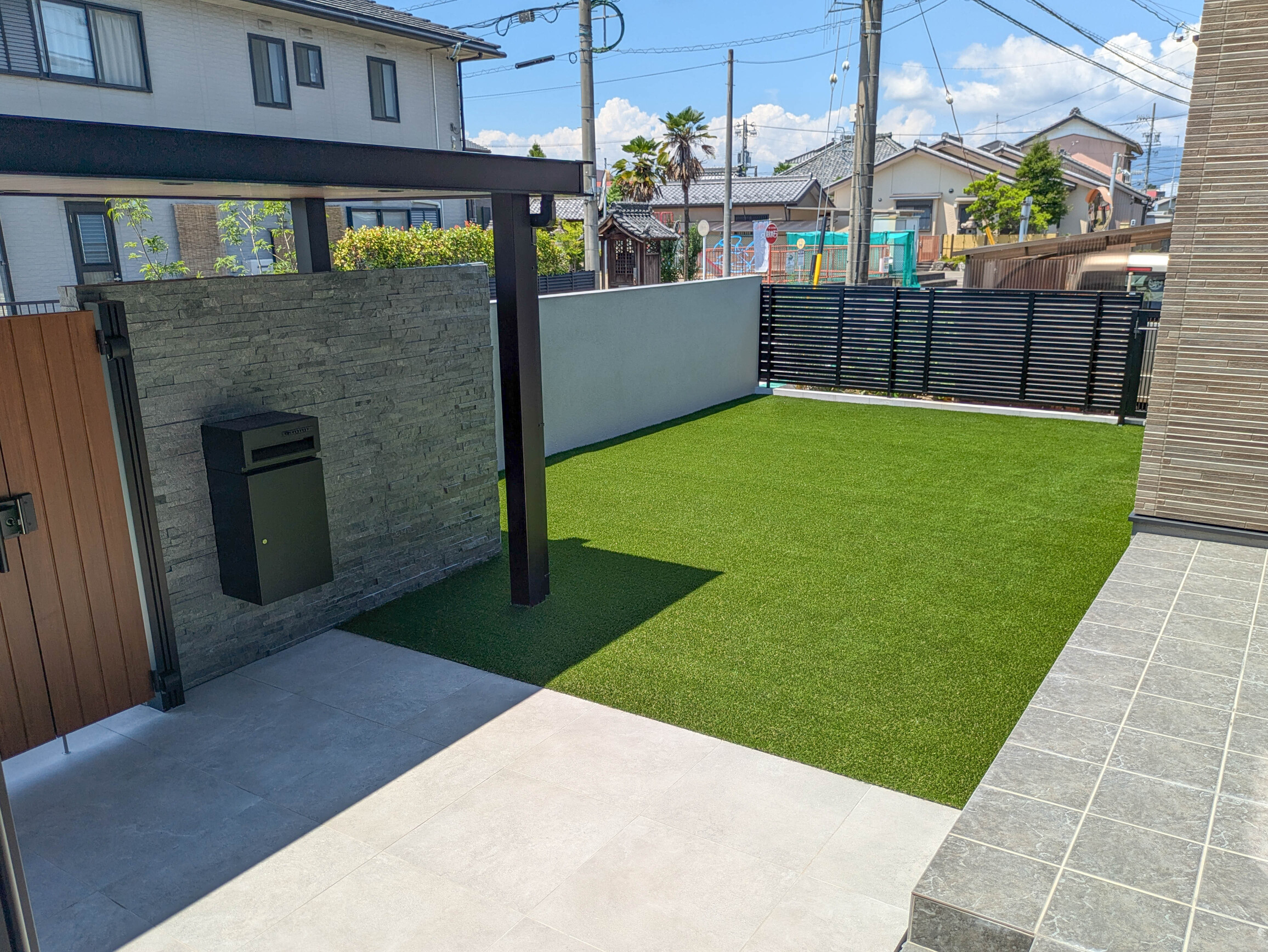 愛知県愛西市 人工芝の庭+タイルテラス+目隠しの壁で快適なプライベート空間