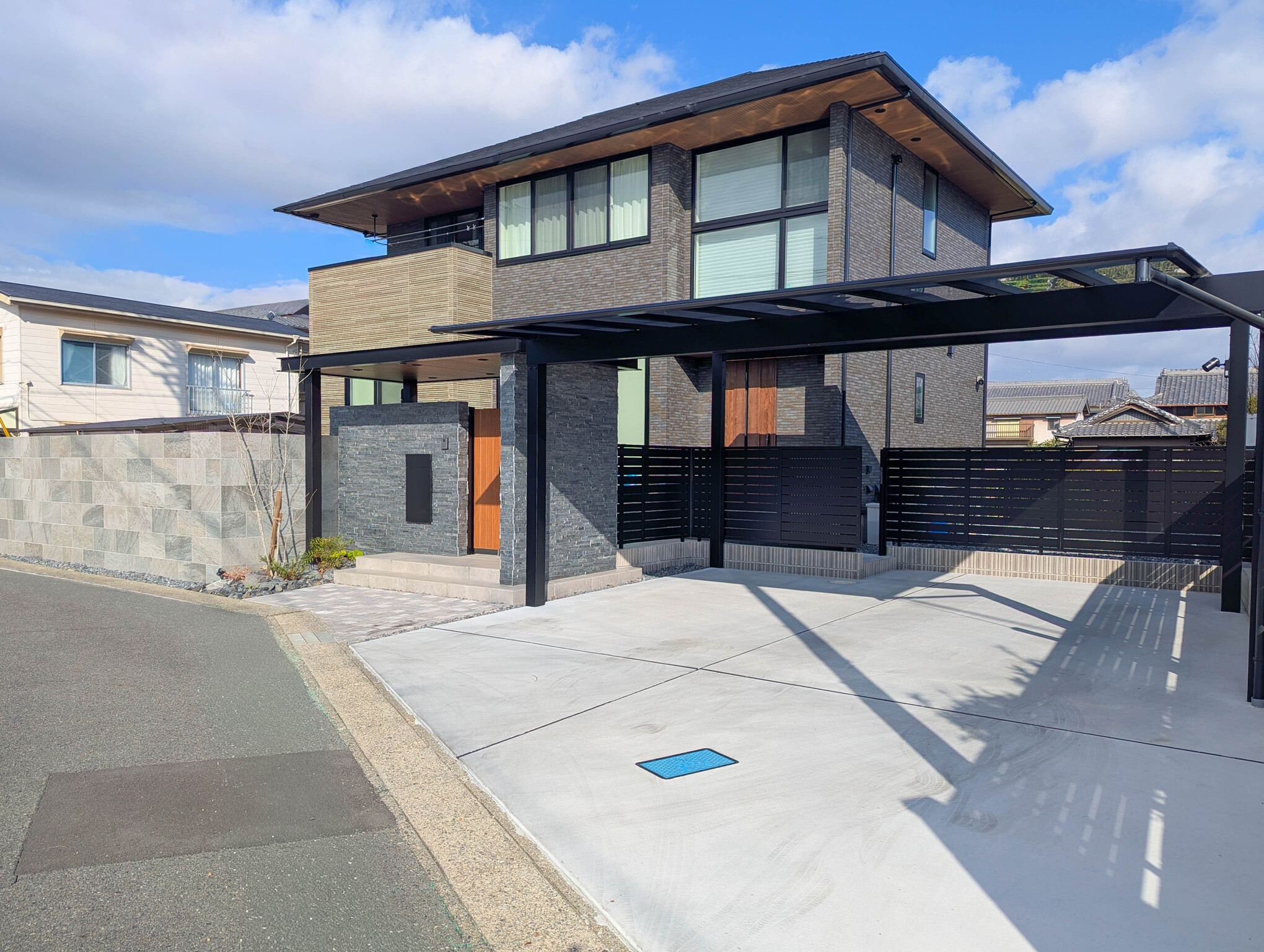 愛知県愛西市 カーポート施工例 三協アルミスカイリード梁延長タイプで駐車しやすい外構デザイン