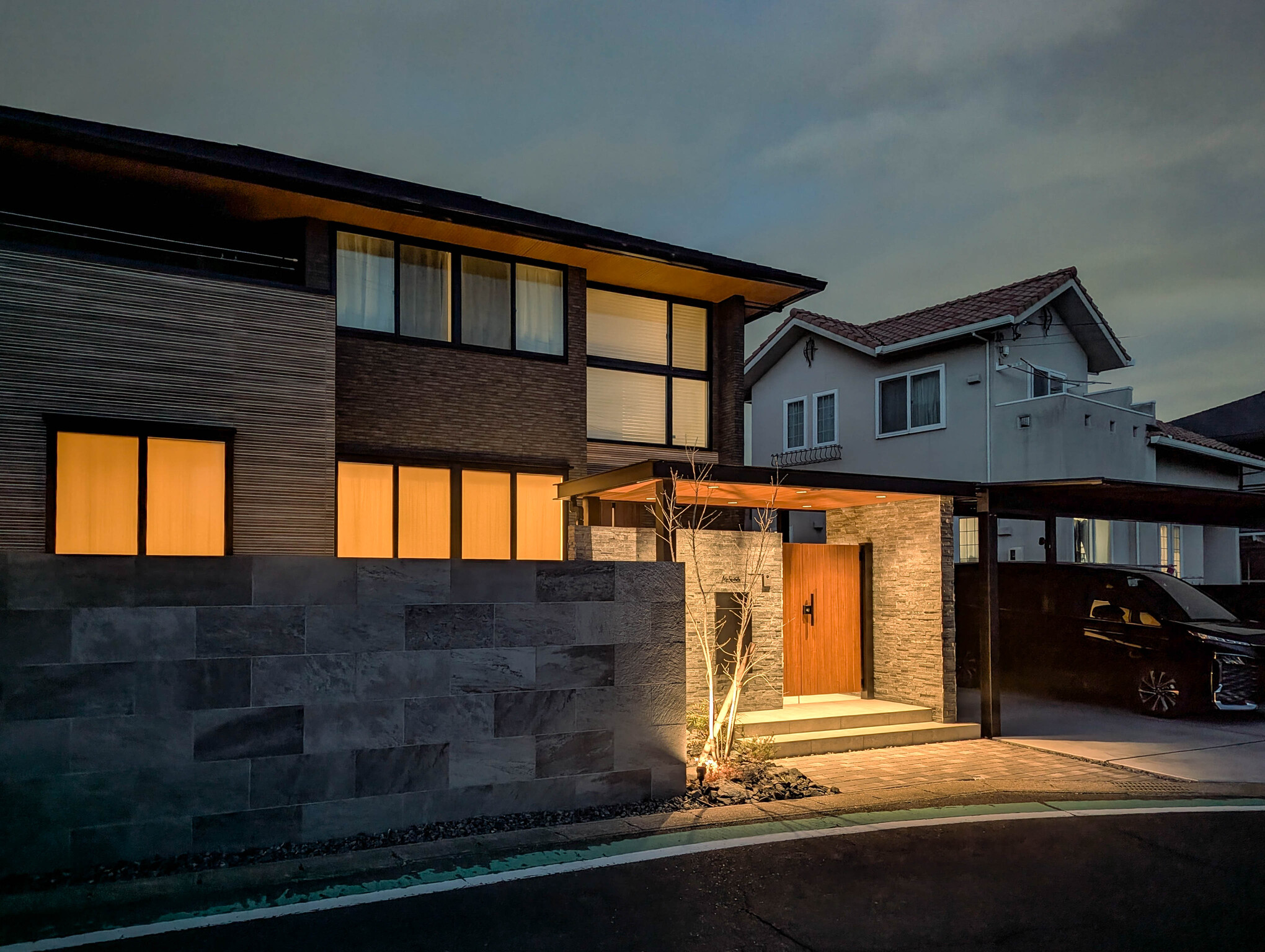 愛知県愛西市 ファサードライトアップ。 遠目からでも美しい夜の外観