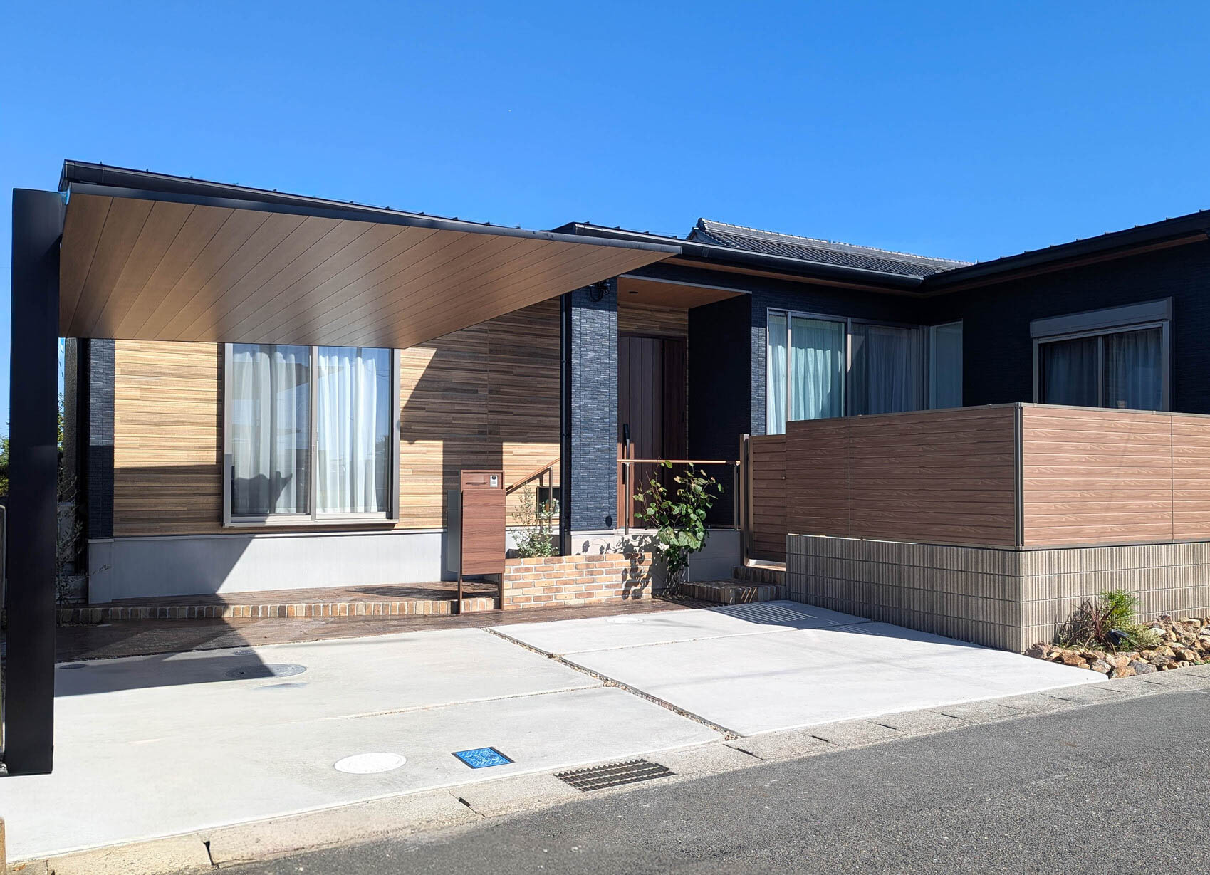 水平ラインが美しいナチュラルモダンの新築外構　LIXILカーポートSC