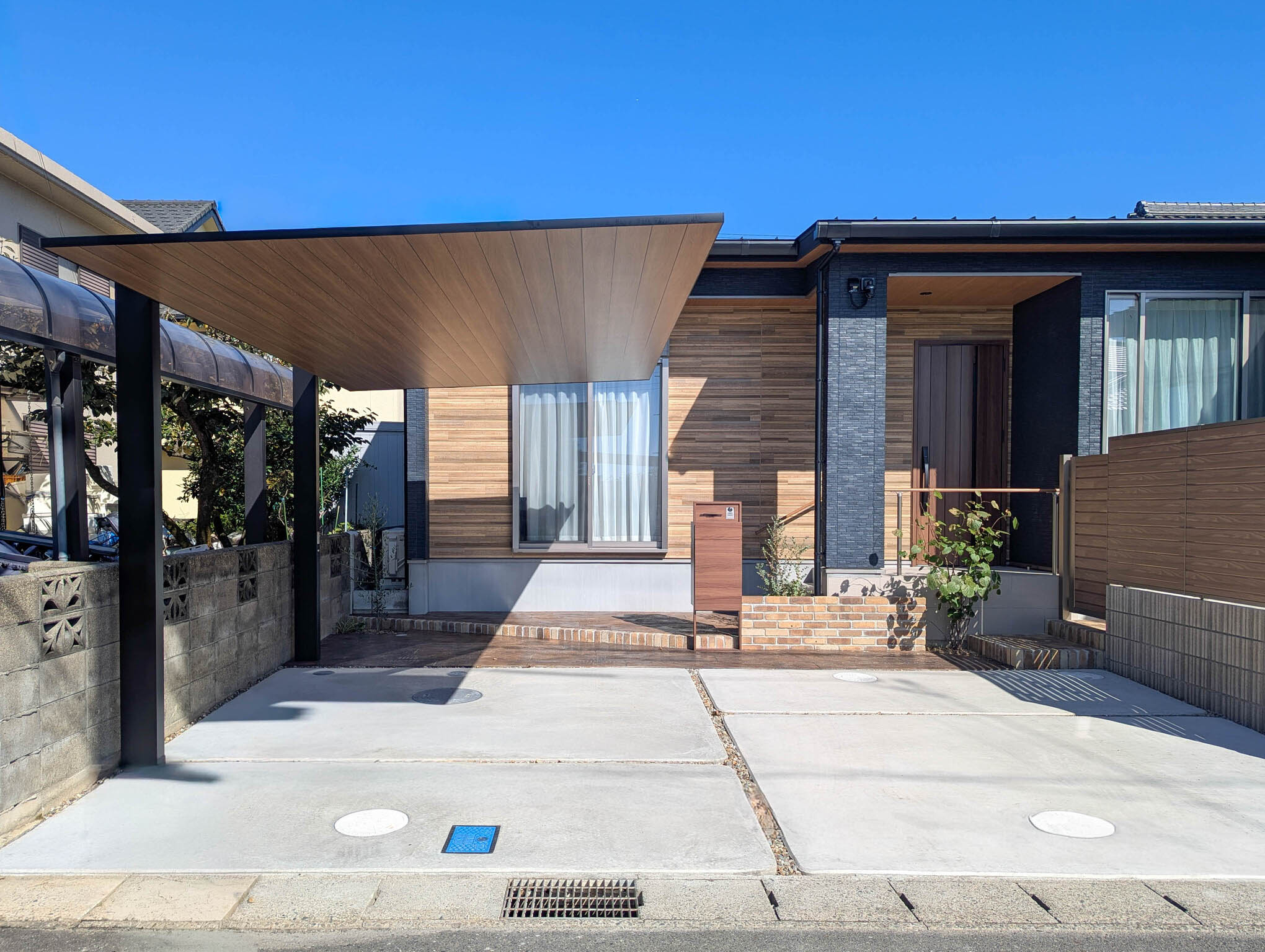 愛知県津島市　カーポートSCと木目調の外観が調和するナチュラルな平屋外構の施工事例