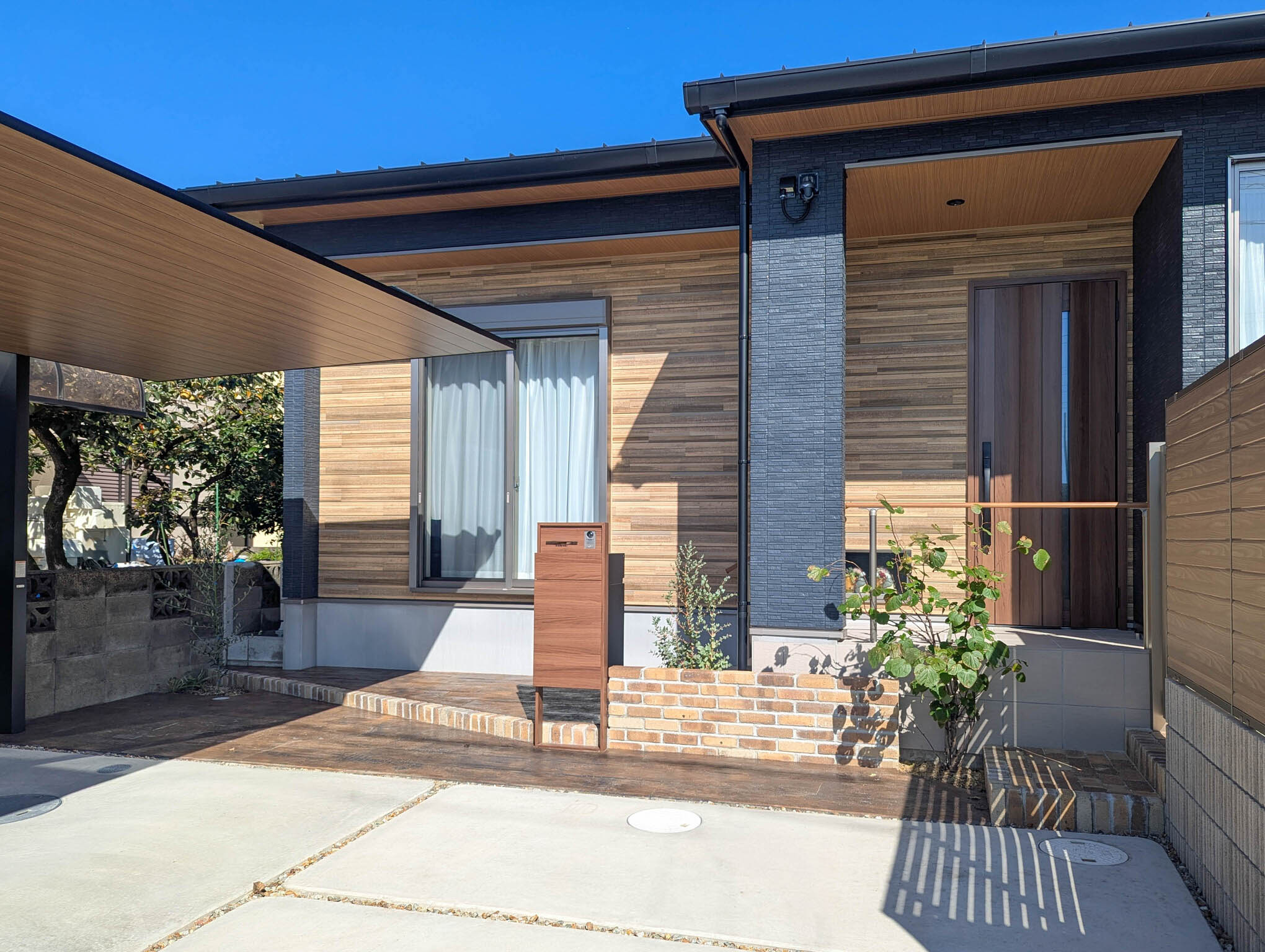 愛知県津島市　斜めの階段で駐車しやすさとゆとりを確保したナチュラル外構のアプローチ