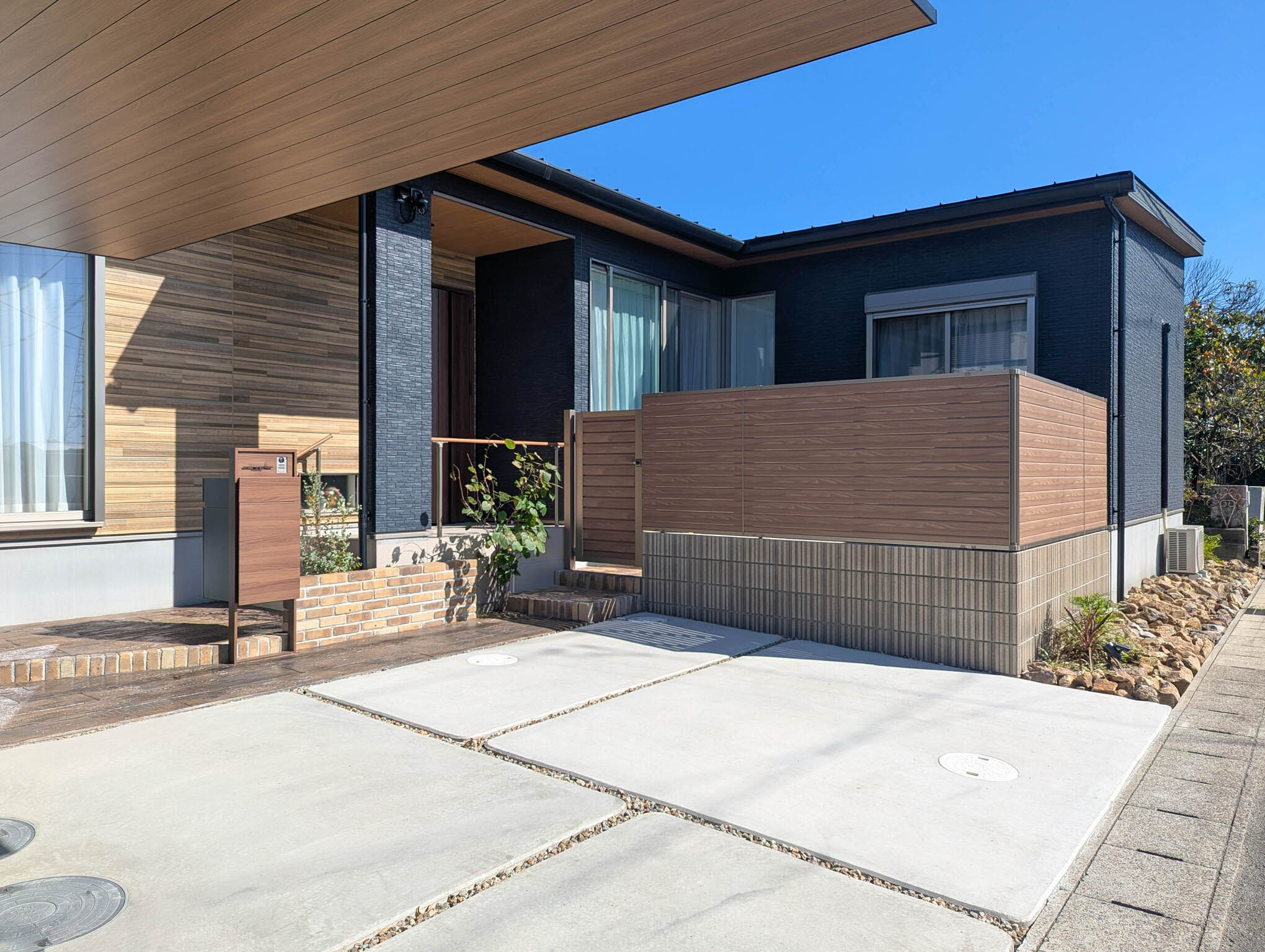 愛知県津島市　やさしい印象をプラスしたアール調の駐車場スリット