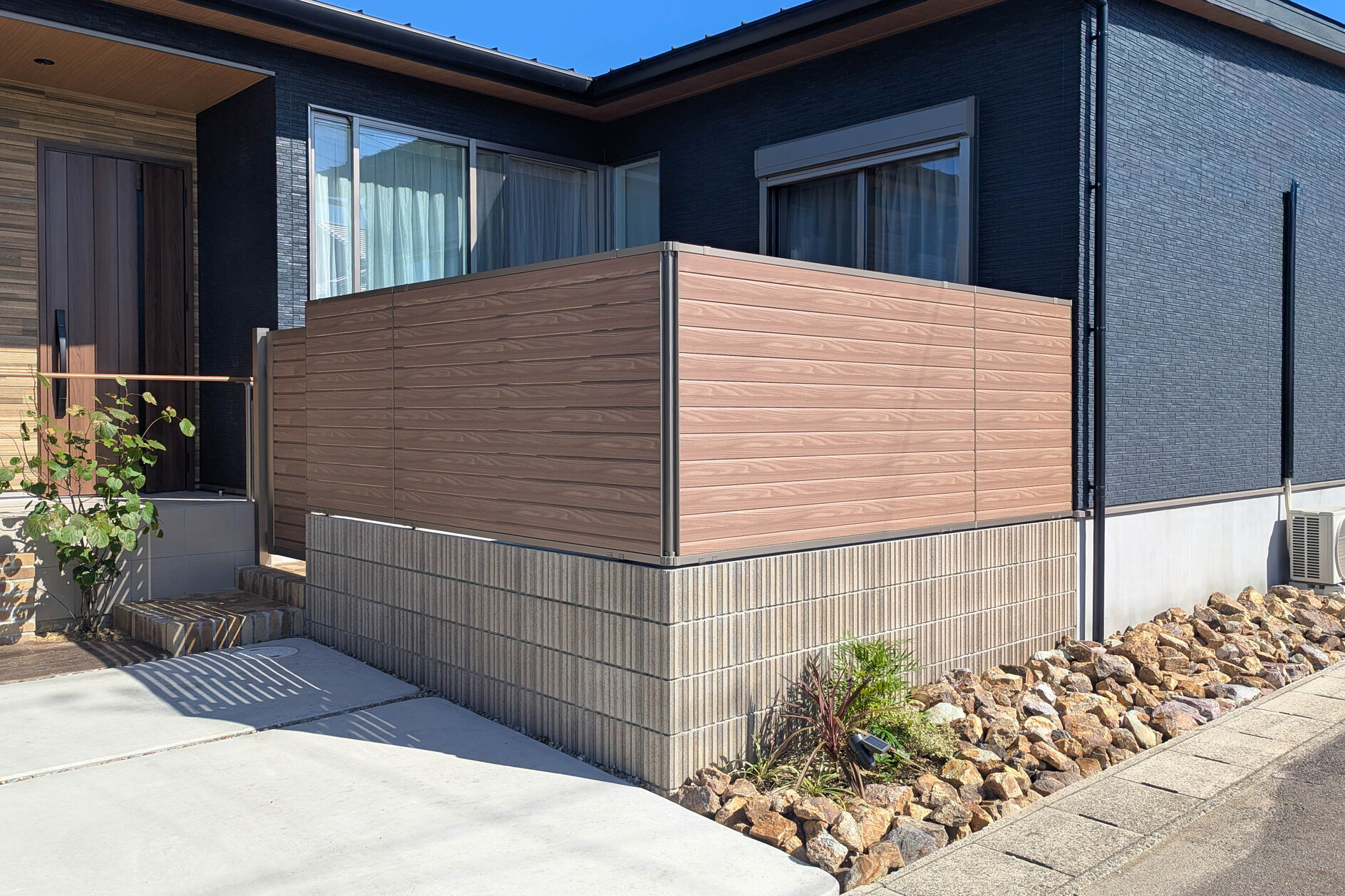 愛知県津島市　植栽と割栗石、木目調の目隠しフェンスで柔らかな雰囲気の外構デザイン