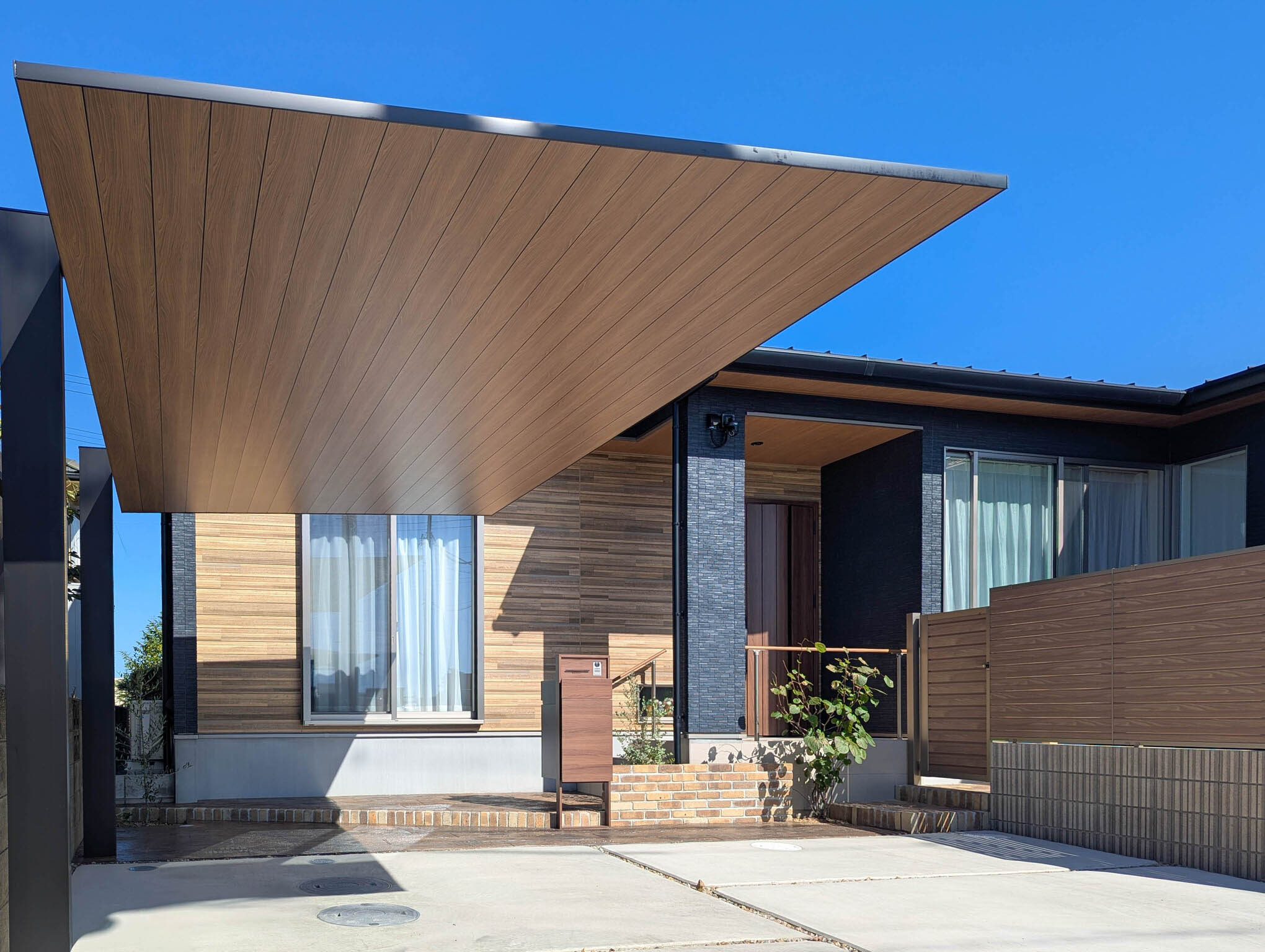 愛知県津島市　木目調の屋根が印象的なカーポートSCと調和するナチュラル外構