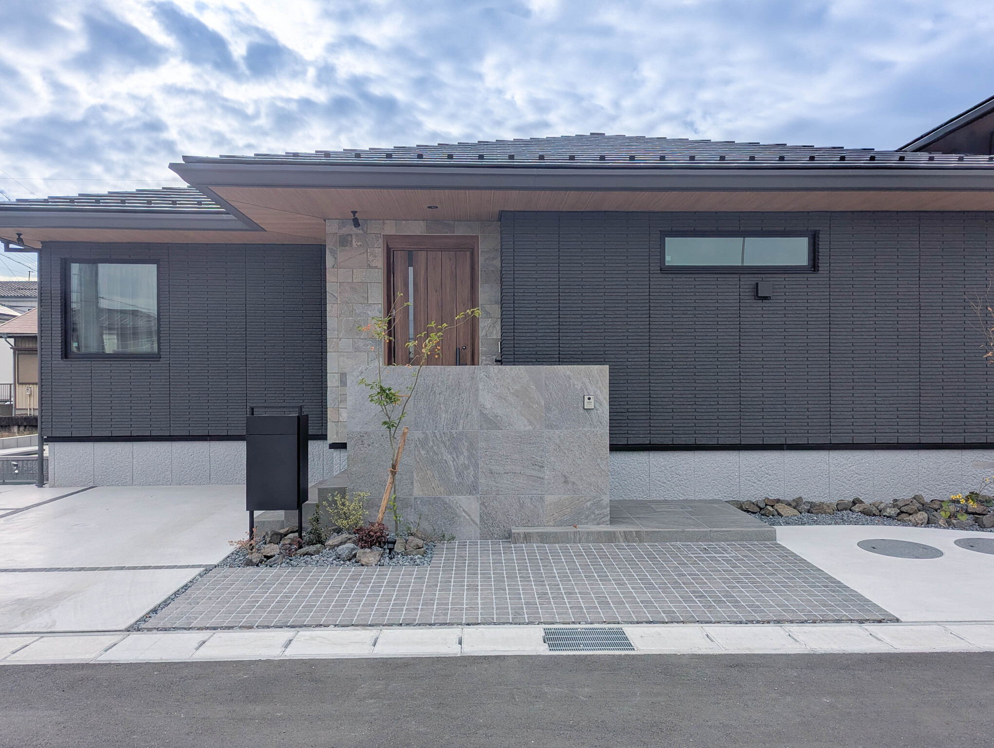 愛知県海部郡蟹江町　門まわり　グレーのワントーンでまとめた素材の質感が感じられる門まわりデザイン