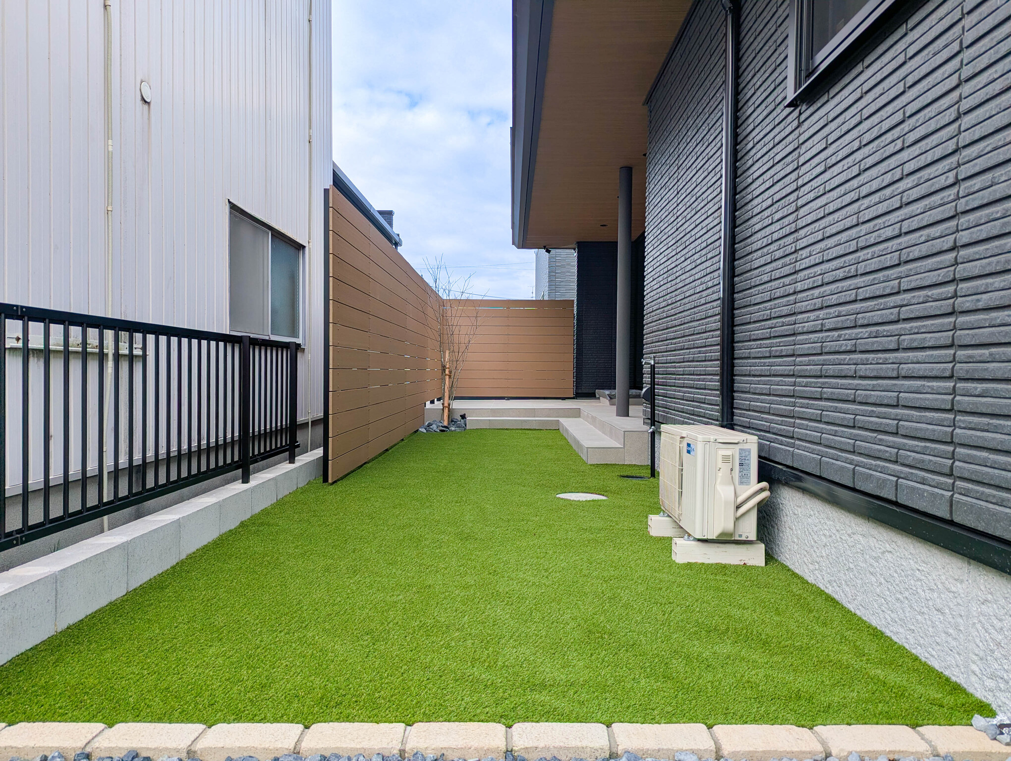 愛知県海部郡蟹江町　人工芝とタイルテラスのお庭　建物の南側に設けた家族がくつろげるプライベート空間