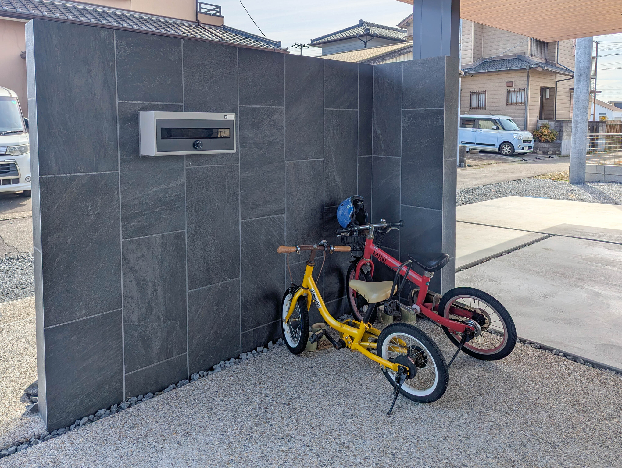 愛知県愛西市 門柱 自転車の目隠しにもなる門塀