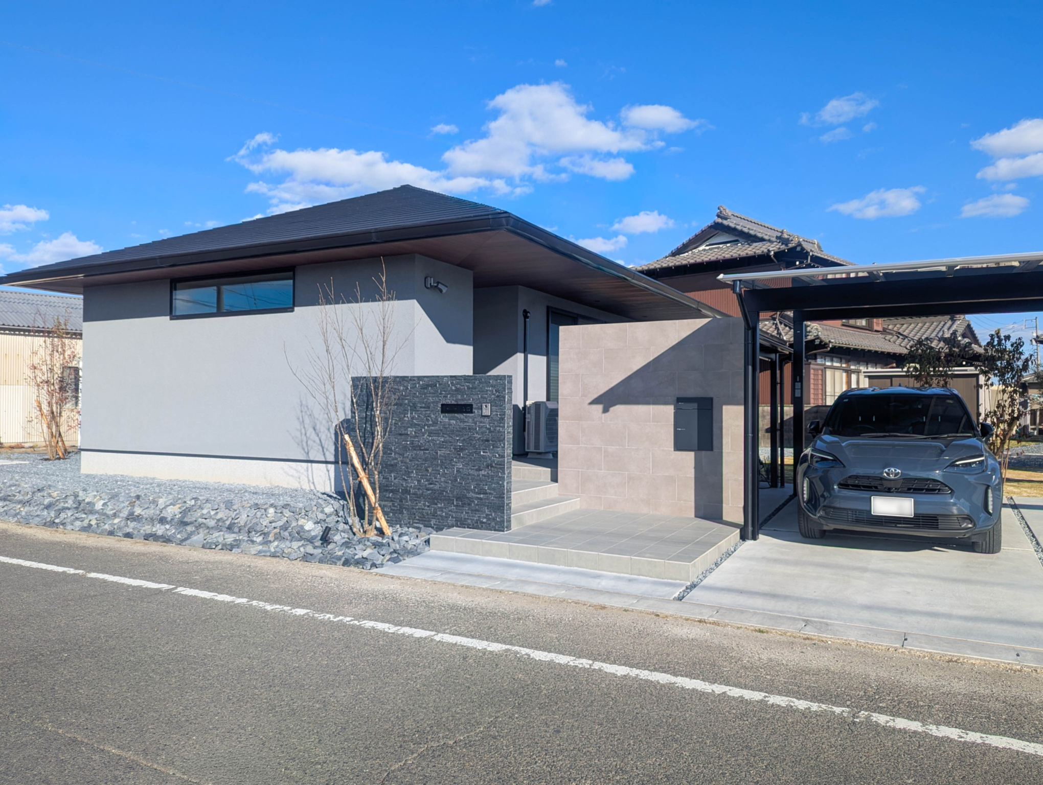 すっきりとした外観も暮らしやすさも叶える外構　三協アルミ　スカイリード　愛西市