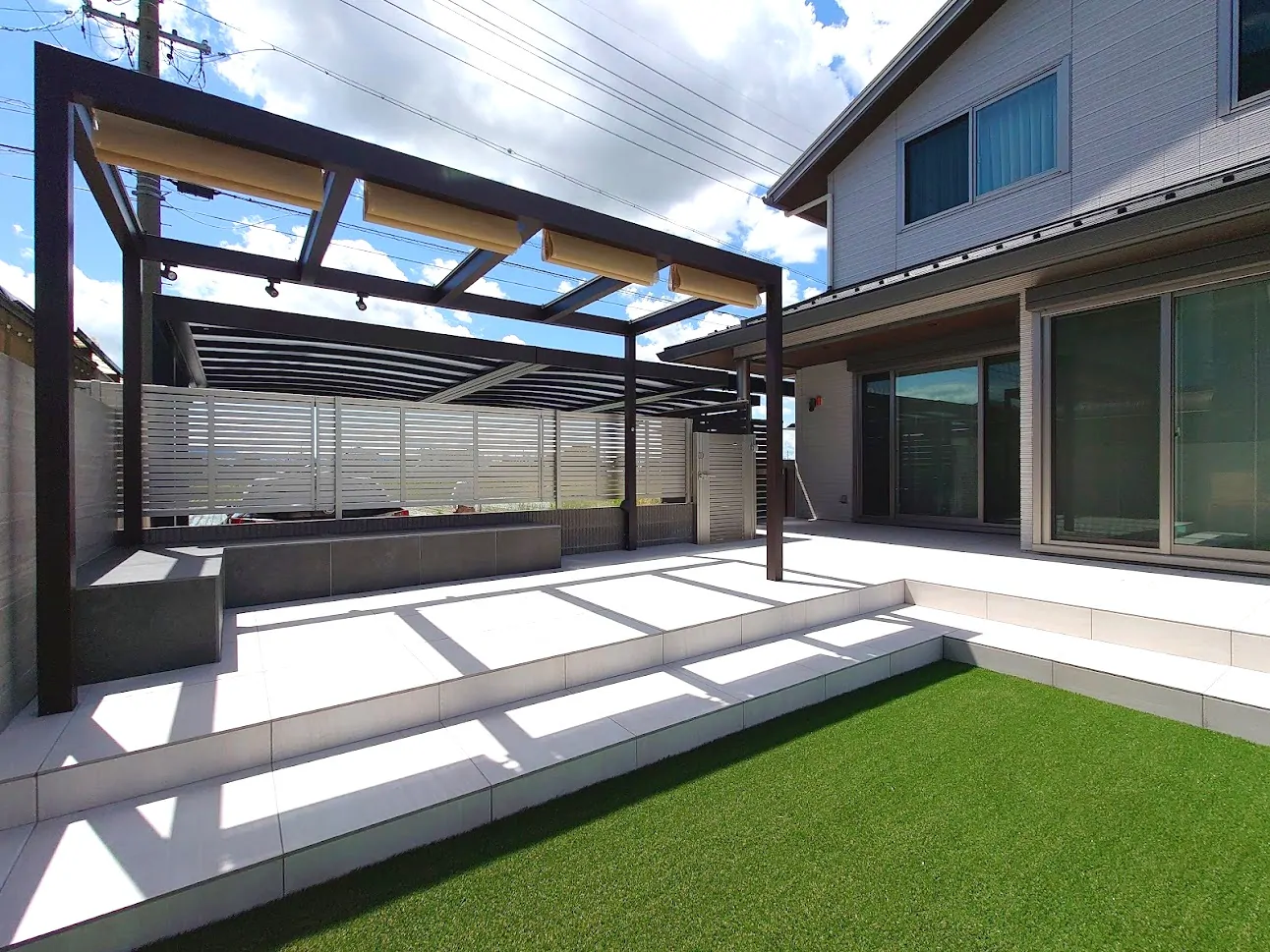 くつろぎのテラスを備えたモダンガーデンへ