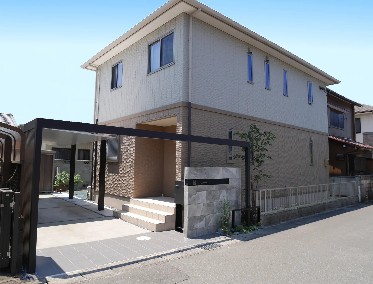 黒フレームが効いたモダンオープン外構