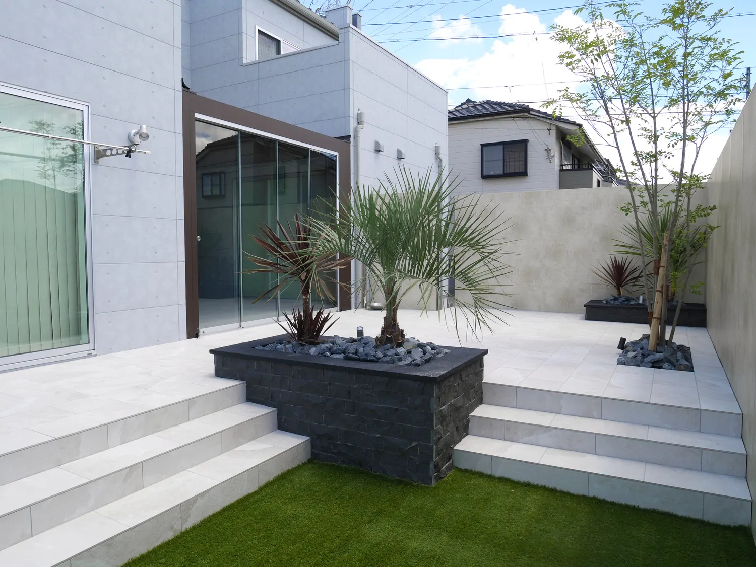 ラグジュアリーなガーデンルームを楽しむ外構