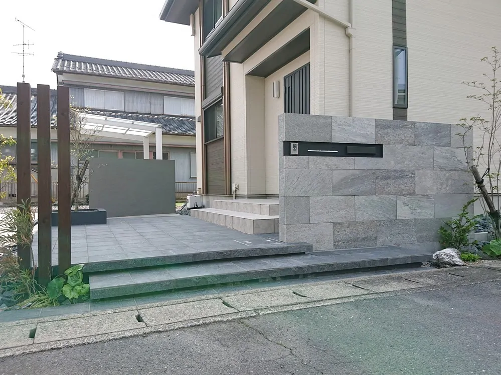 タイル貼りの門塀が印象的なエクステリア